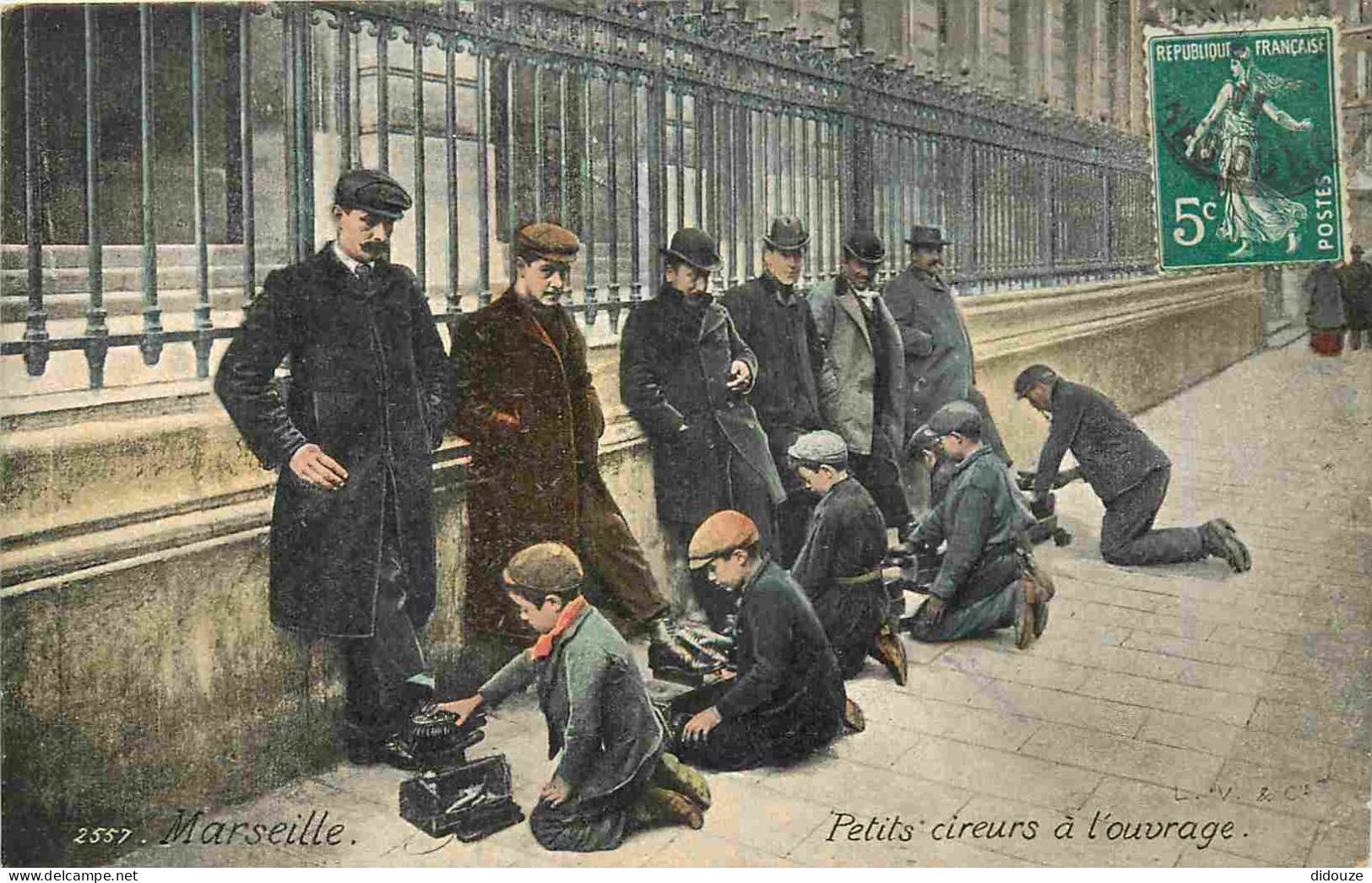 13 - Marseille - Petits Cireurs à L'ouvrage - Animée - Colorisée - Enfants - Métiers - CPA - Oblitération Ronde De 1911  - Straßenhandel Und Kleingewerbe