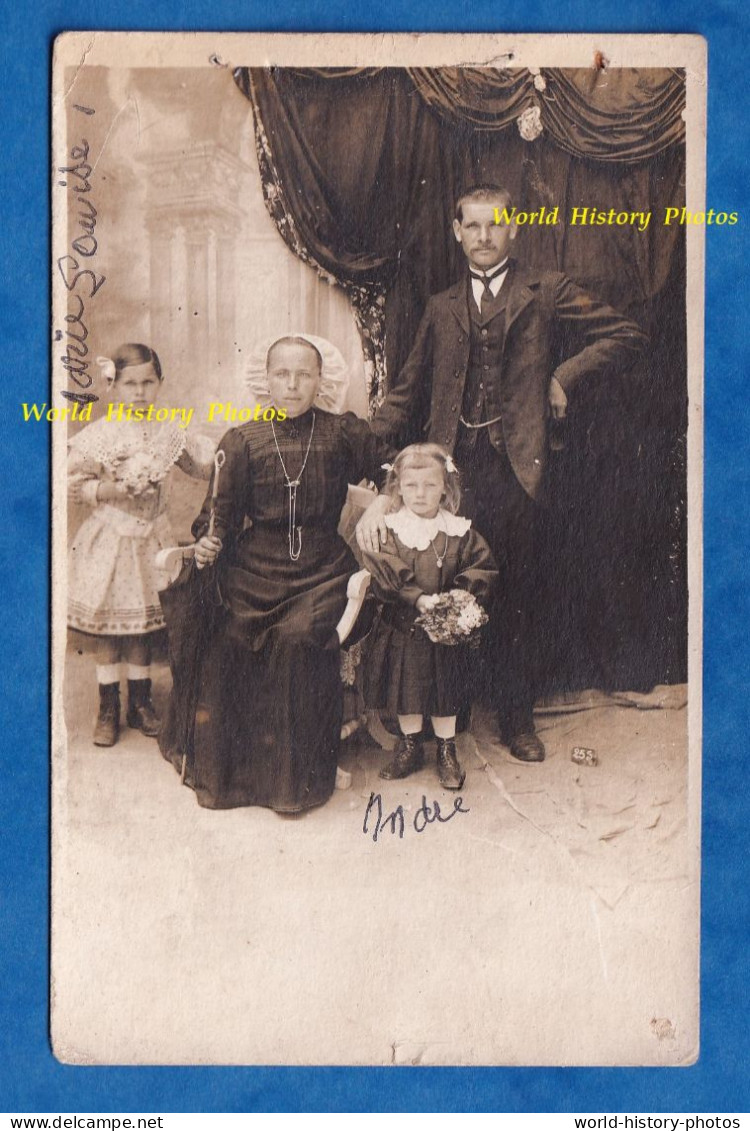 CPA Photo à Situer - Portrait De Famille En Studio - Femme Avec Coiffe , Homme En Costume - Enfant Robe Mode Folklore - Da Identificare