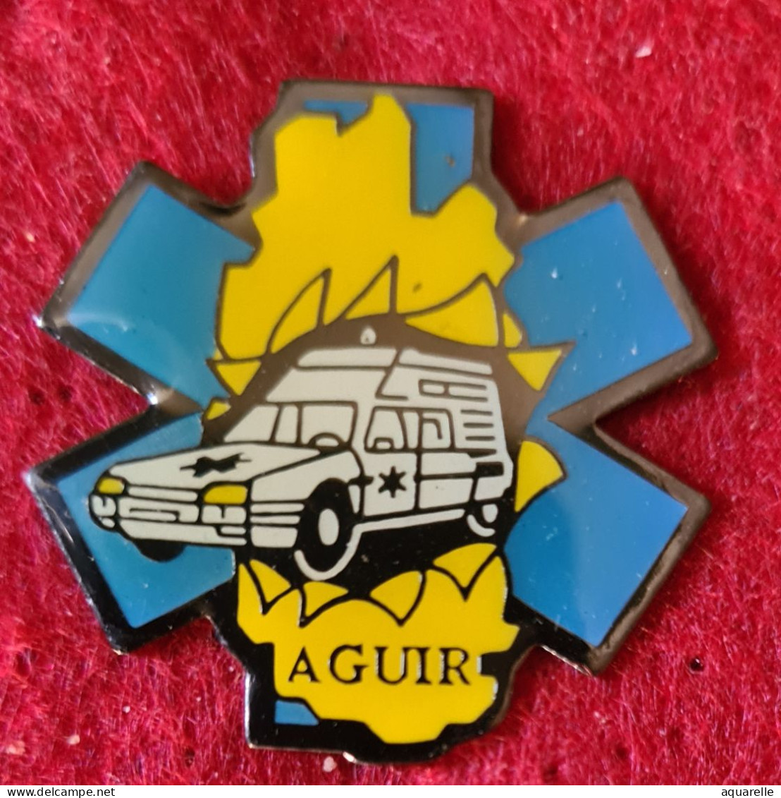 SUPER PIN'S MEDICAL; AMBULANCE CITROËN AGUIR Sur Carte De Haute Saône, émail Vernissé Base Noire, Format 3X3cm - Medici