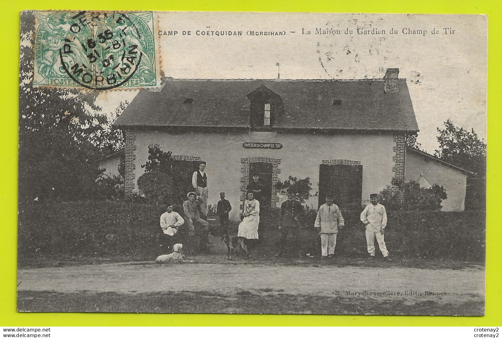 56 CAMP De COËTQUIDAN La Maison Du Gardien Du Champ De Tir En 1907 Beaux Personnages Et Chiens VOIR DOS - Ploërmel