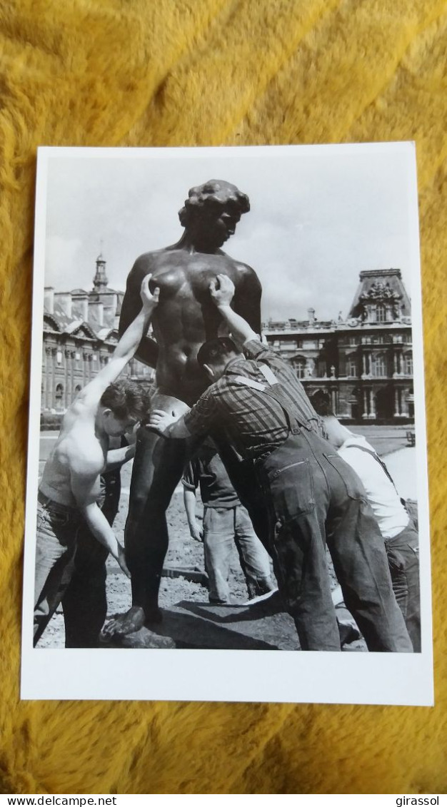 CPM PHOTO PHOTOGRAPHE ROBERT DOISNEAU VENUS PRISE A LA GORGE JARDIN DES TUILERIES PARIS 1964 ED NOUVELLES IMAGES - Photographs