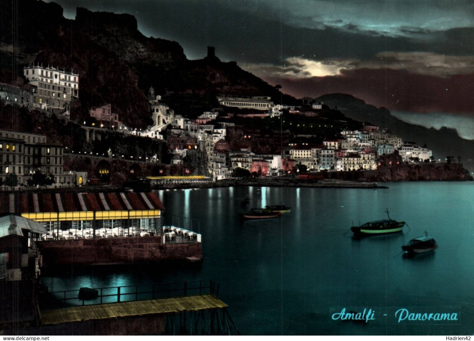 RECTO/VERSO - CPM - AMALFI - PANORAMA - VUE GENERALE DE NUIT - BATEAUX ET VILLE ILLUMINEE - Giugliano In Campania