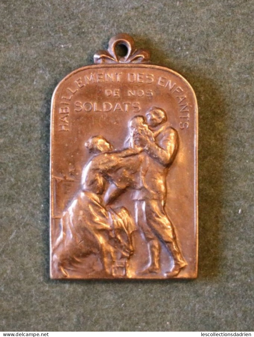 Médaille Habillement Des Enfants De Nos Soldats Guerre14-18 Bronze Belgian Medal Wwi - Médaillette - Journée - Charlier - België