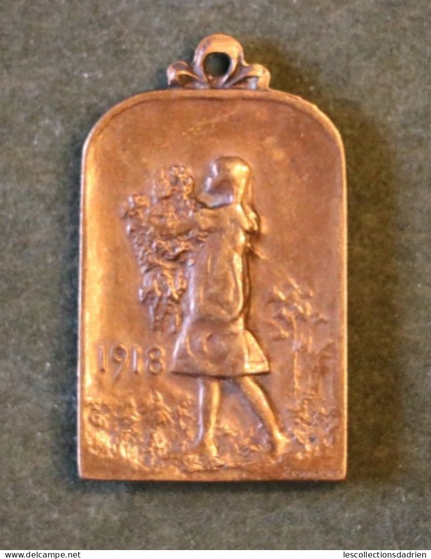 Médaille Habillement Des Enfants De Nos Soldats Guerre14-18 Bronze Belgian Medal Wwi - Médaillette - Journée - Charlier - Bélgica