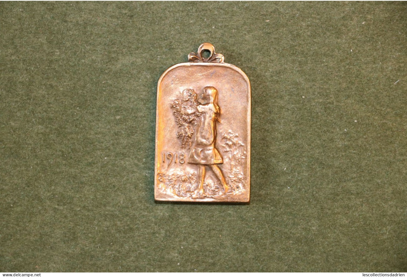 Médaille Habillement Des Enfants De Nos Soldats Guerre14-18 Bronze Belgian Medal Wwi - Médaillette - Journée - Charlier - Belgium