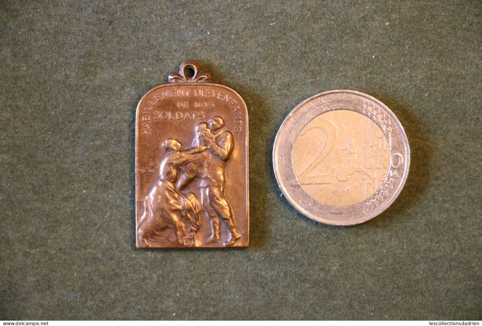 Médaille Habillement Des Enfants De Nos Soldats Guerre14-18 Bronze Belgian Medal Wwi - Médaillette - Journée - Charlier - Bélgica