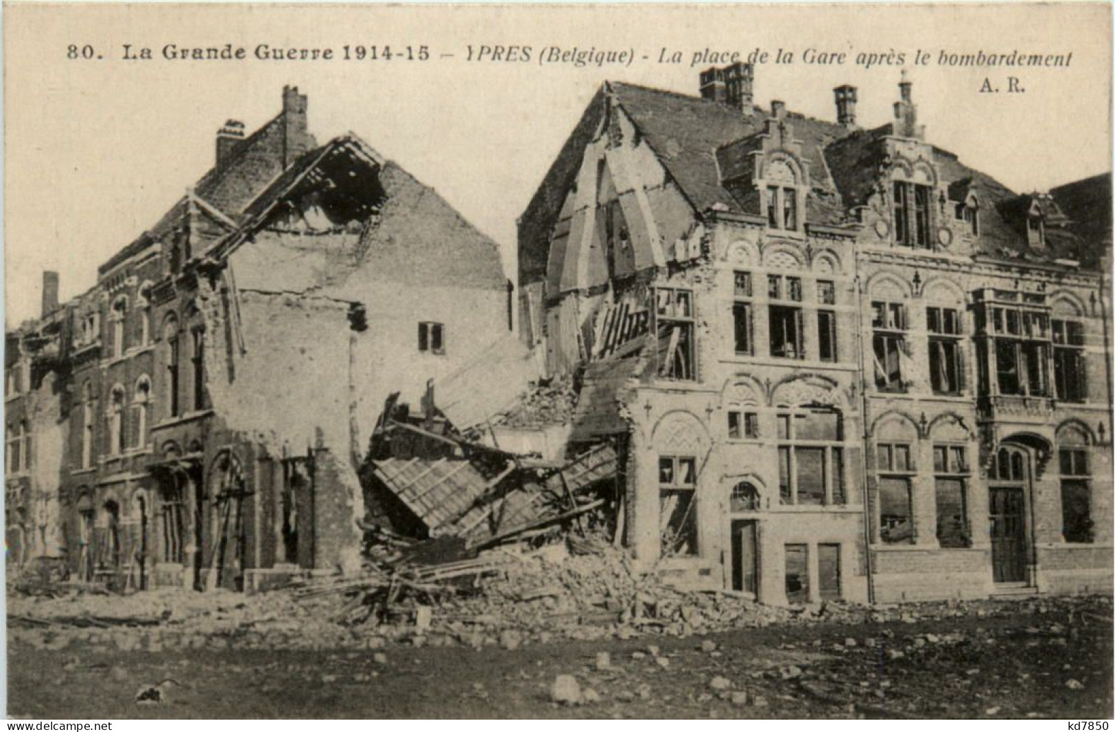 Ypres - La Place De La Gare - Ieper