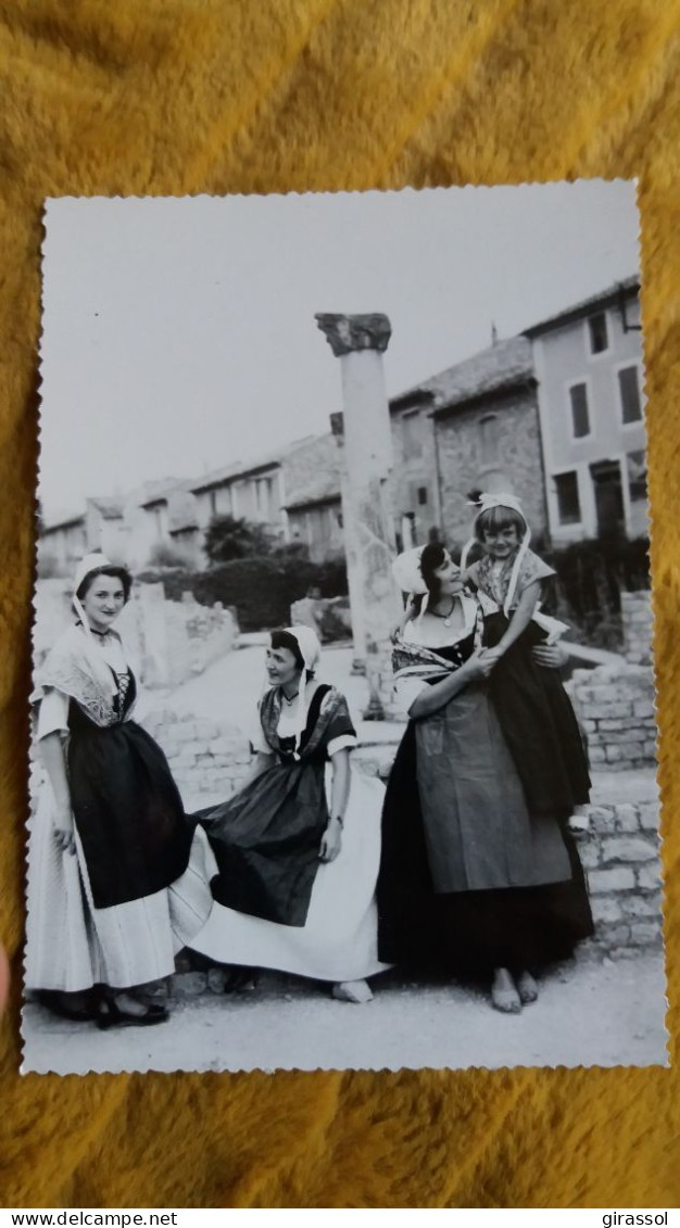 CPSM FOLKLORE COSTUMES DE PROVENCE COMTADINES VAUCLUSE PITTORESQUE 3 FEMMES FILLETTE - Costumi