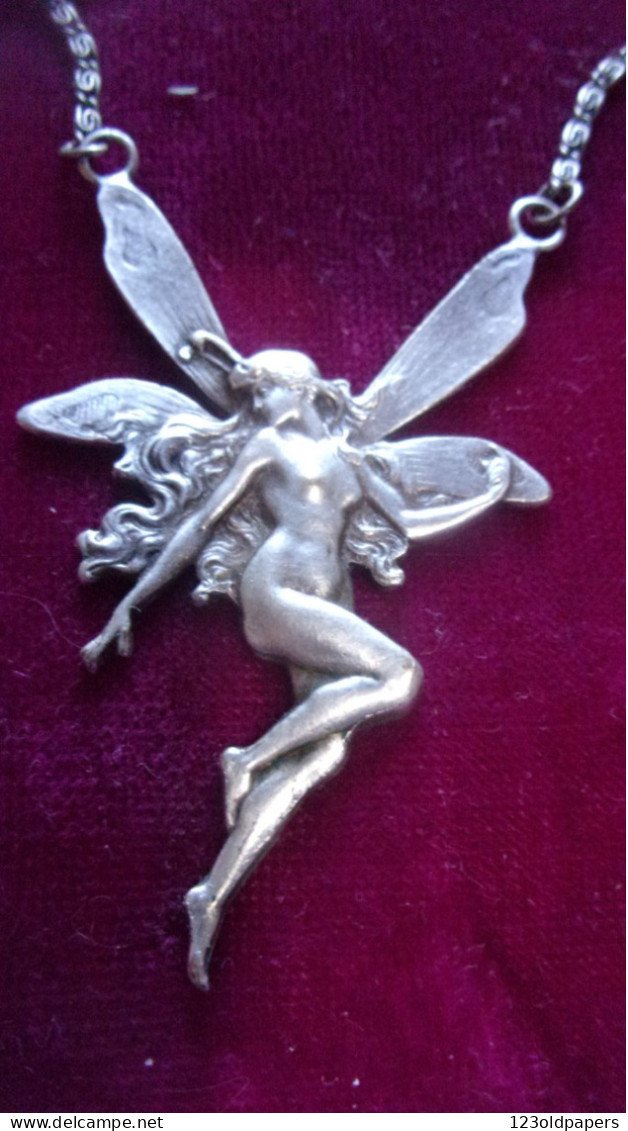 ART NOUVEAU PENDENTIF 6 CM ET CHAINE 35 CM FEMME SEINS NUS PAPILLON SUREALISME BUTTERFLY WOMAN  NUDE JUGENDSTIL - Art Nouveau / Art Déco