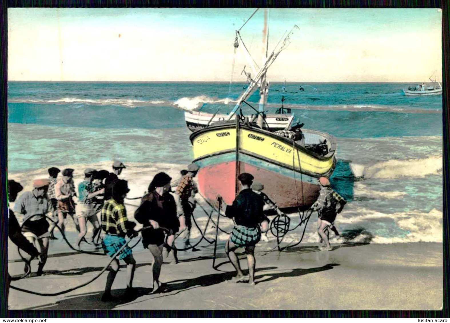 NAZARÉ - COSTUMES - Pescadores Varando Um Barco. ( Ed. Colecção Passaporte (LOTY) Nº 70 / Cromofoto) Carte Postale - Leiria