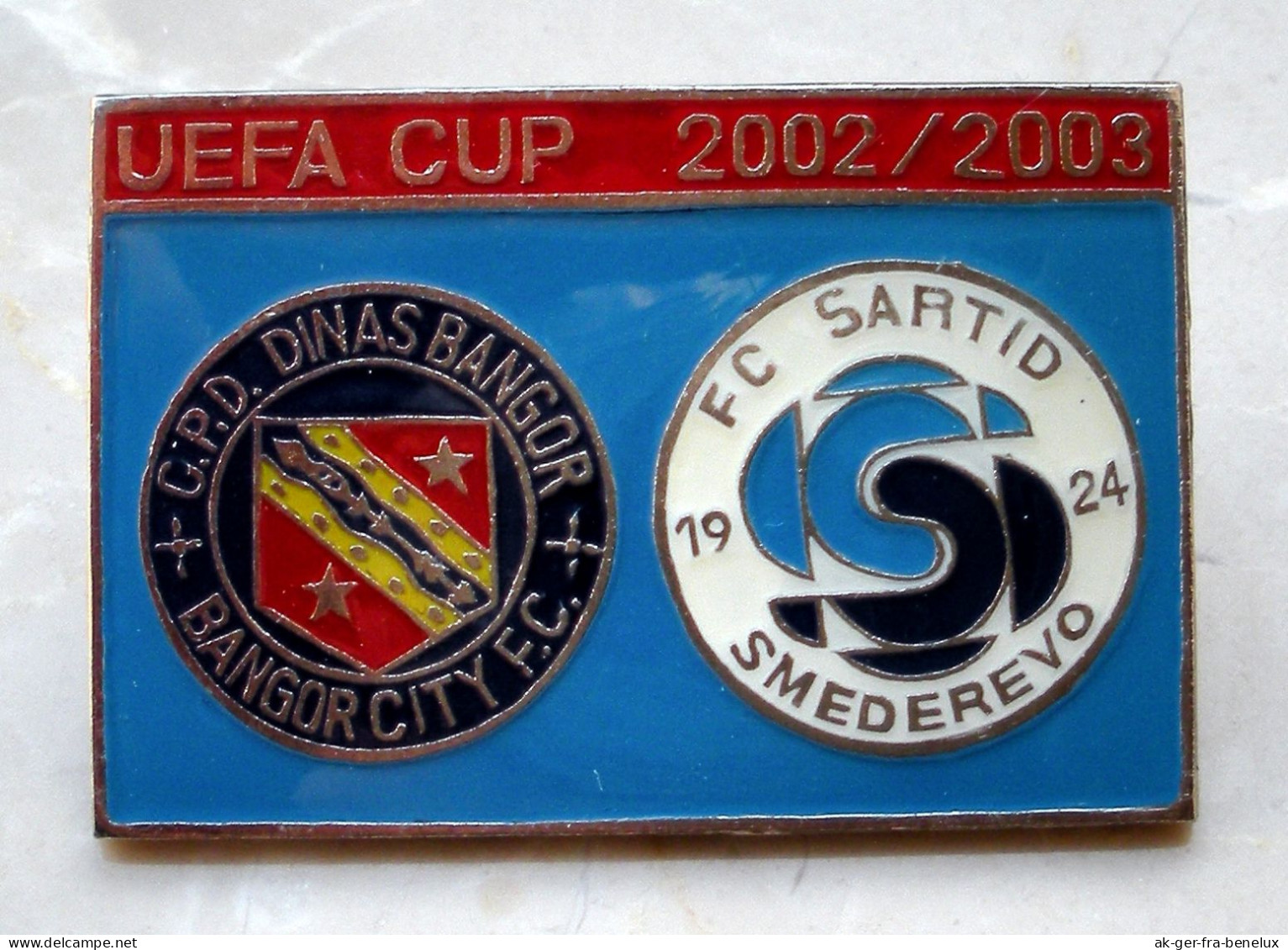 Anstecknadel Bangor City FC Vs FK Sartid Smederevo 15. 8. 2002 Wales Cymru Semendria Europa League Europacup Europapokal - Fussball