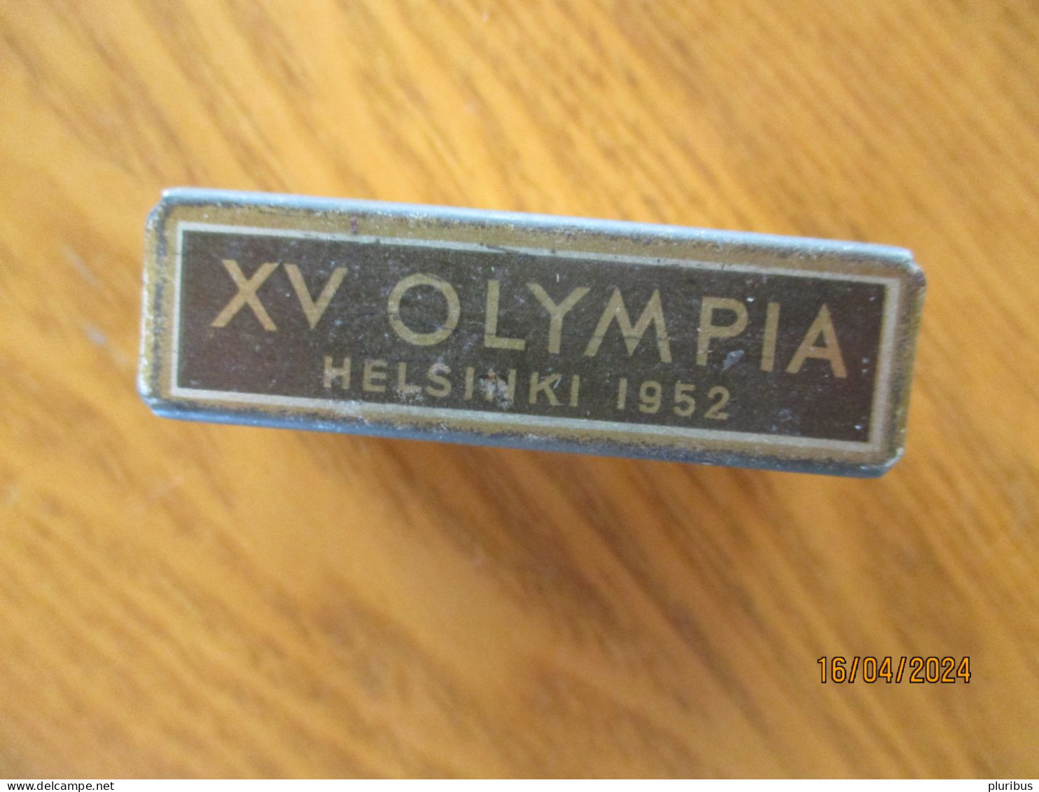 1952 HELSINKI OLYMPICS FINLAND Tin Matchbox Holder , STADIUM , CITY VIEW - Bekleidung, Souvenirs Und Sonstige