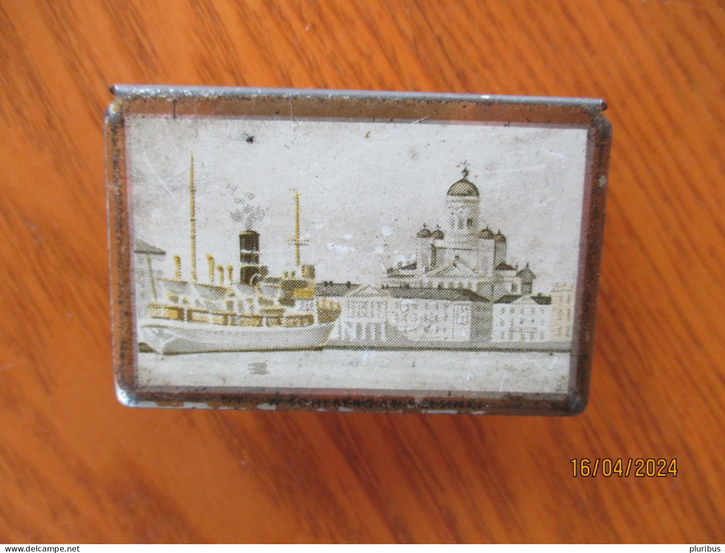 1952 HELSINKI OLYMPICS FINLAND Tin Matchbox Holder , STADIUM , CITY VIEW - Habillement, Souvenirs & Autres