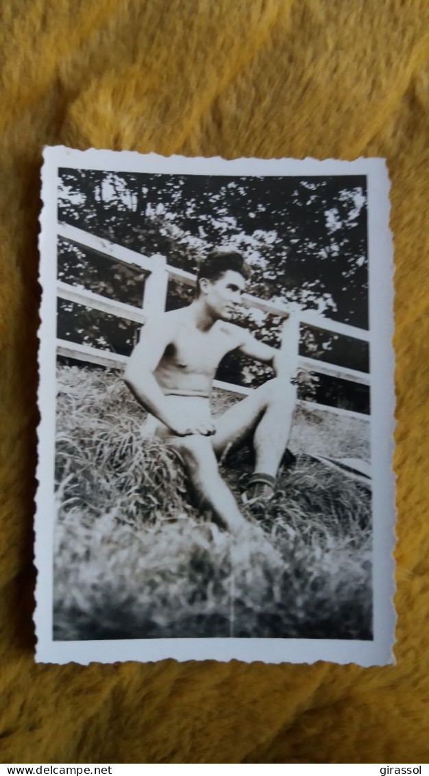 PHOTO VELOX HOMME TORSE NU DANS L HERBE BARRIERE  FORMAT 6 PAR 8.5 CM - Personnes Anonymes