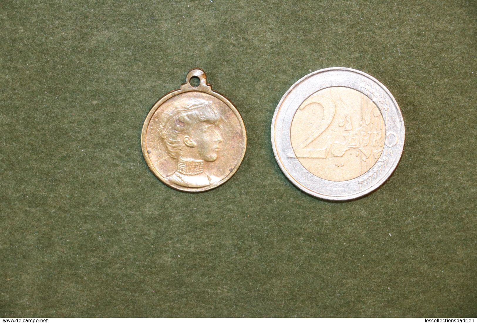 Médaille Belge Fleur De Charité 1924 - Reine Elisabeth-  Belgian Medal - Médaillette - Journée - Belgique