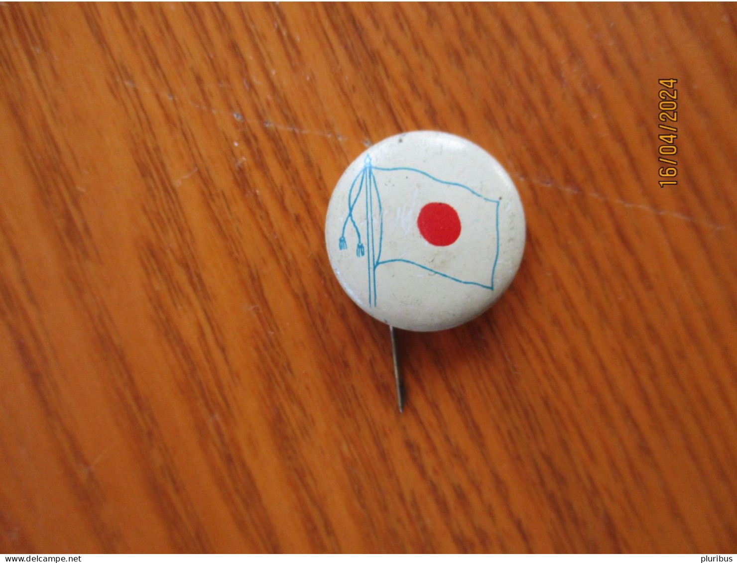 1952 HELSINKI OLYMPICS FINLAND , JAPAN JAPANESE FLAG BUTTON PIN BADGE - Uniformes Recordatorios & Misc