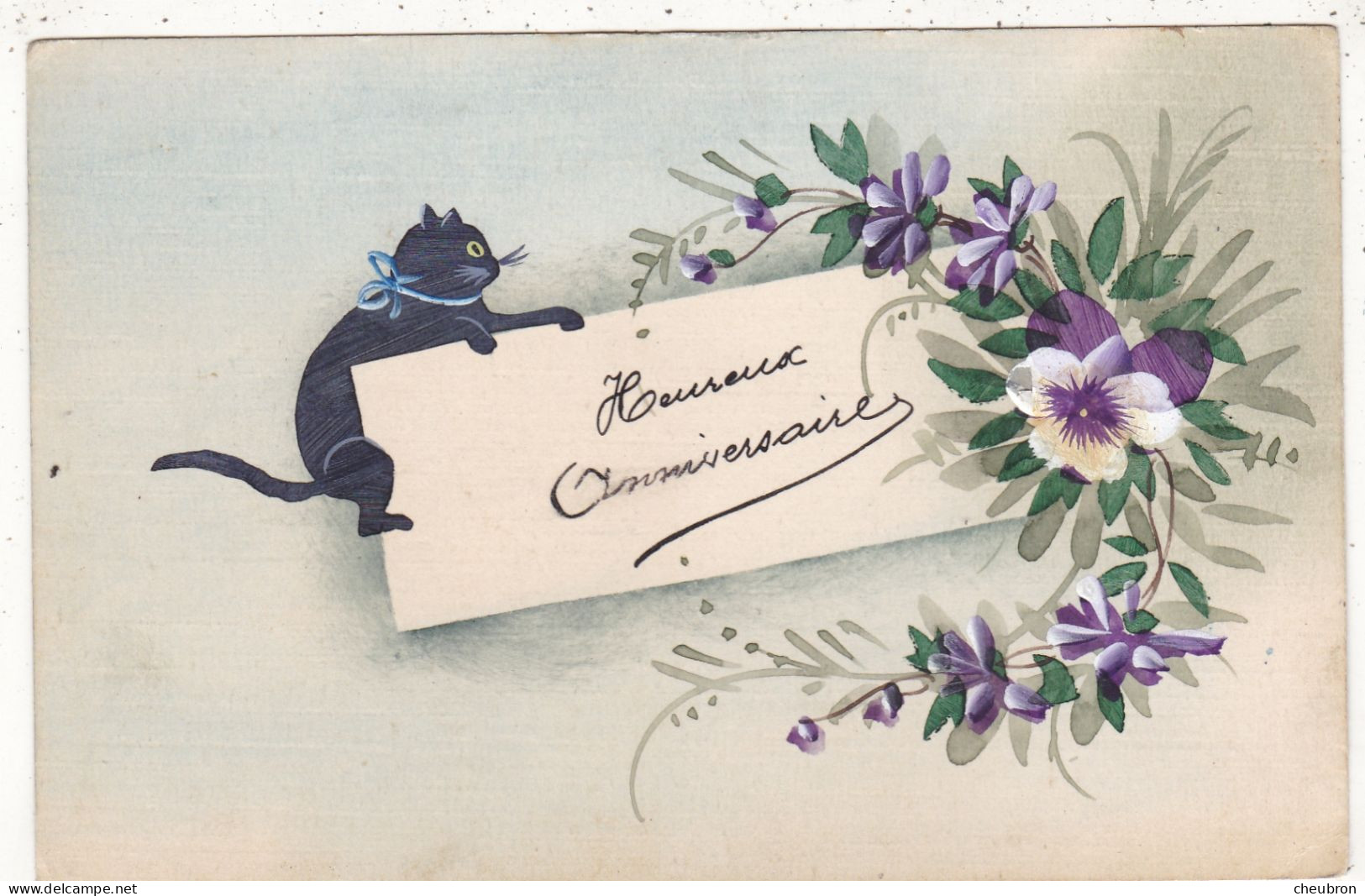 ANNIVERSAIRE. CPA . " HEUREUX ANNIVERSAIRE ". ILLUSTRATION. CHAT ET FLEURS PENSEES  + TEXTE - Anniversaire