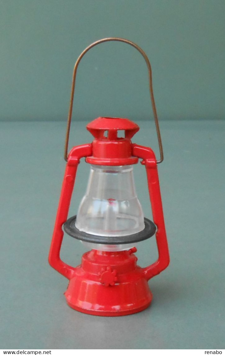 Red Railroad Lantern , Old Made In Hong Kong. Temperamatite, Pencil-sharpener, Taille Crayon, Anspitzer. Never Used. - Other & Unclassified