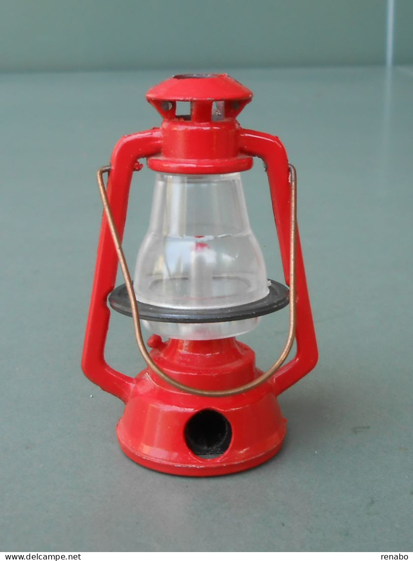 Red Railroad Lantern , Old Made In Hong Kong. Temperamatite, Pencil-sharpener, Taille Crayon, Anspitzer. Never Used. - Other & Unclassified