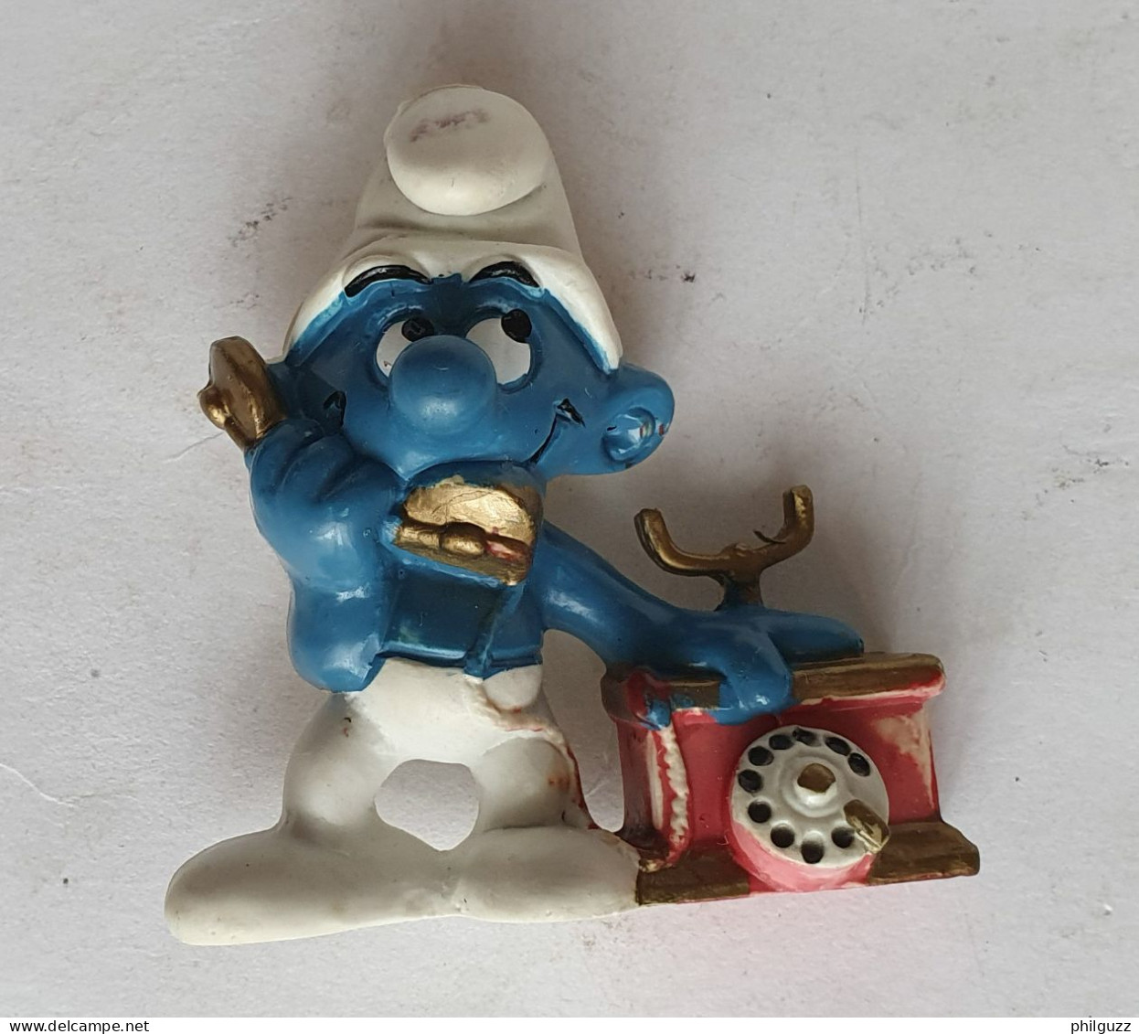 RARE FIGURINE SCHTROUMPF - SMURF - PIFUTOS - AU TELEPHONE AVEC ATTACHE BROCHE WALLACE BERRIES SCHLEICH 1983 - Schtroumpfs