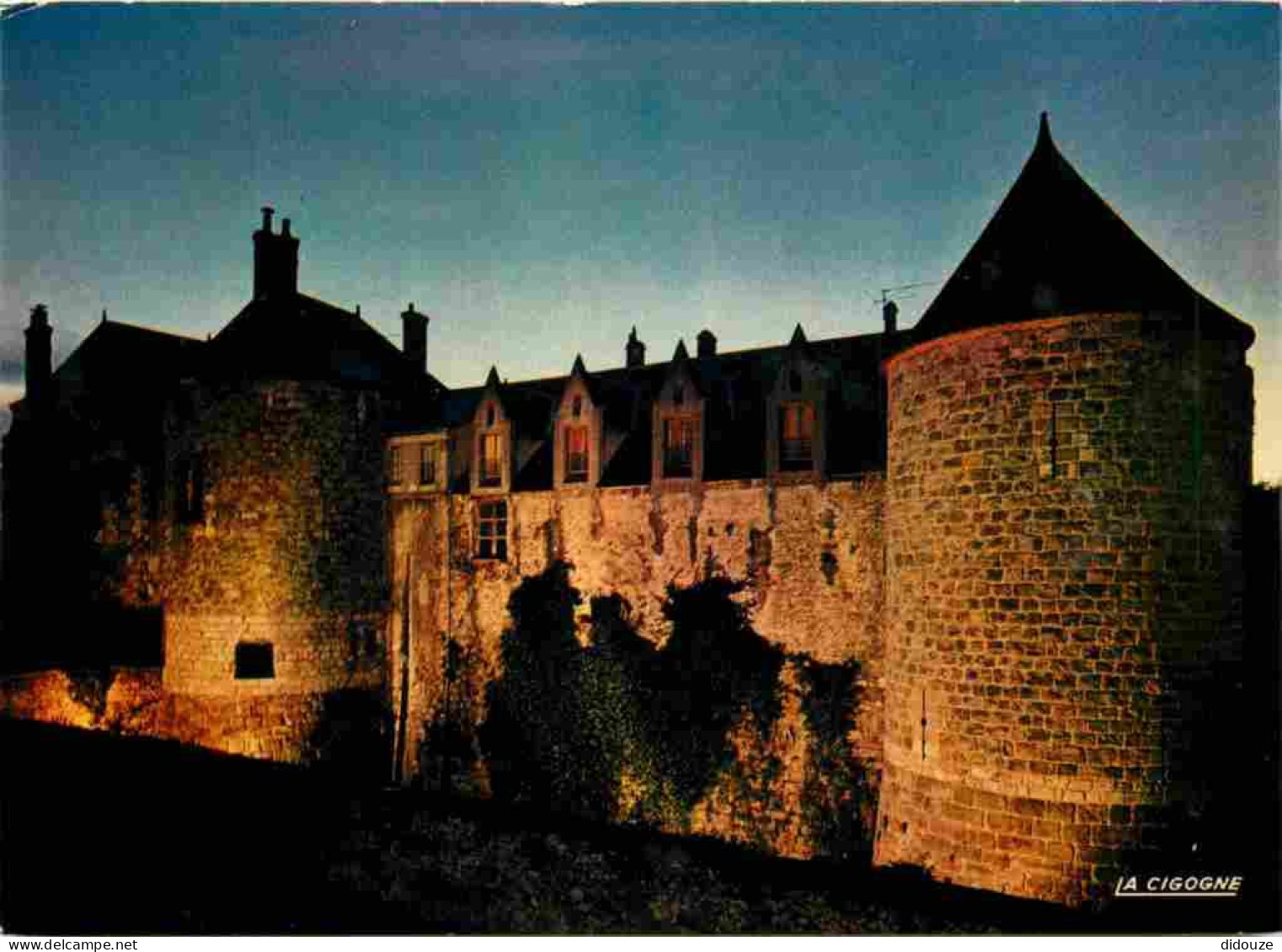 91 - Dourdan - Le Château - Vue De Nuit - CPM - Voir Scans Recto-Verso - Dourdan