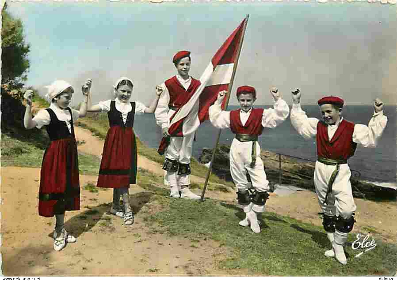 Folklore - Danses - Pays Basques - Groupe Basque Chelitz-Tarak De Biarritz - Fandengo Et Drapeau Basque - CPM - Voir Sca - Tänze