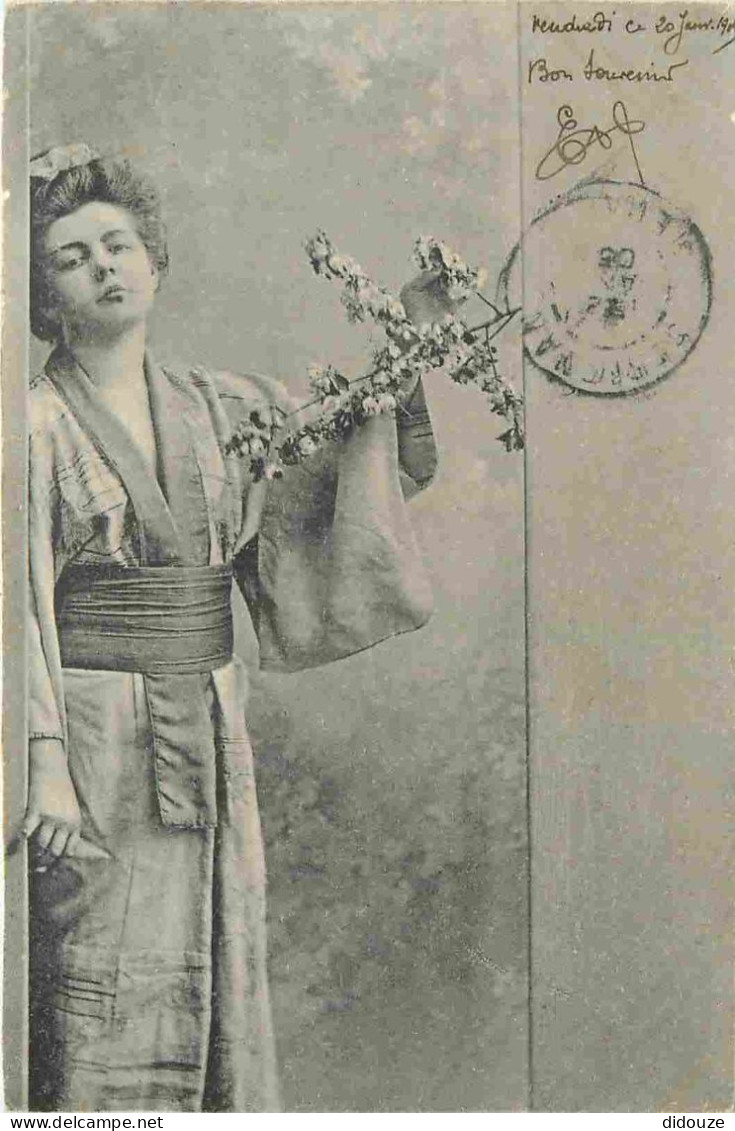 Pays - Japon - Femme En Kimono - Animée - CPA - Oblitération Ronde De 1905 - Voir Scans Recto-Verso - Autres & Non Classés
