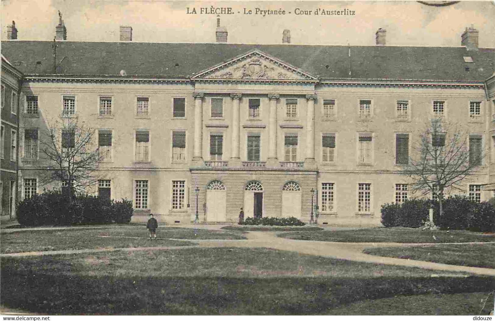 72 - La Flèche - Le Prytanée - Cour D'Austerlitz - Animée - CPA - Oblitération Ronde De 1920 - Voir Scans Recto-Verso - La Fleche