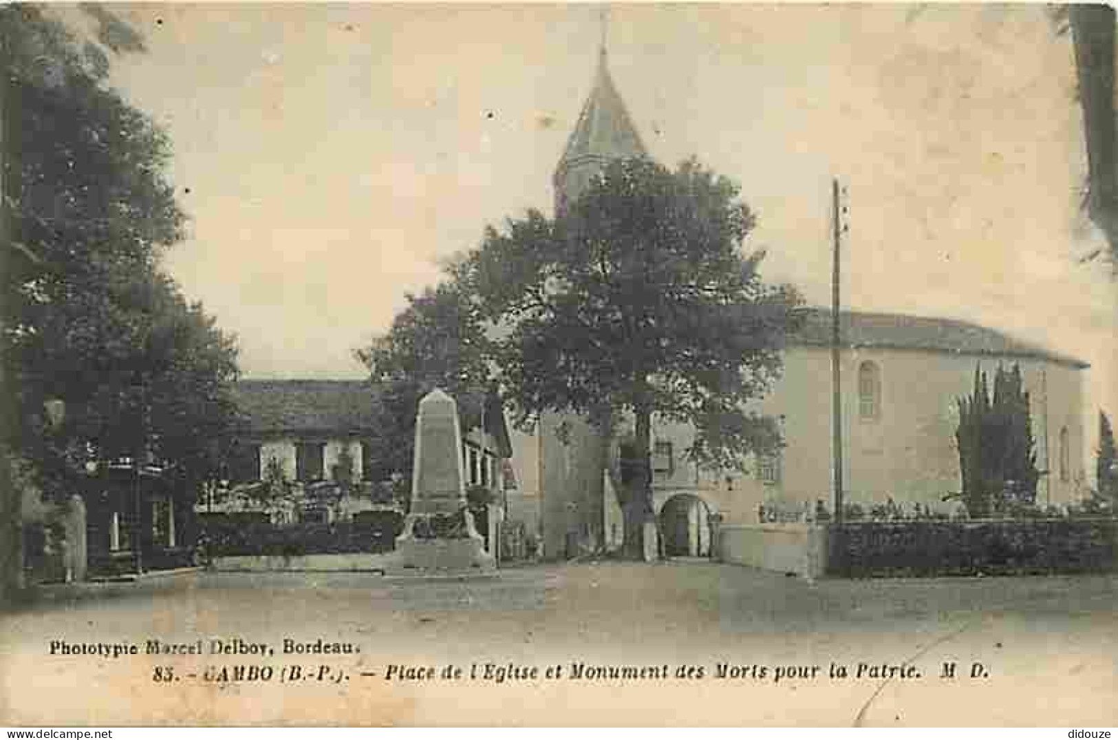 64 - Cambo Les Bains - Place De L Eglise Et Monument Des Morts Pour La Patrie - CPA - Voir Scans Recto-Verso - Cambo-les-Bains