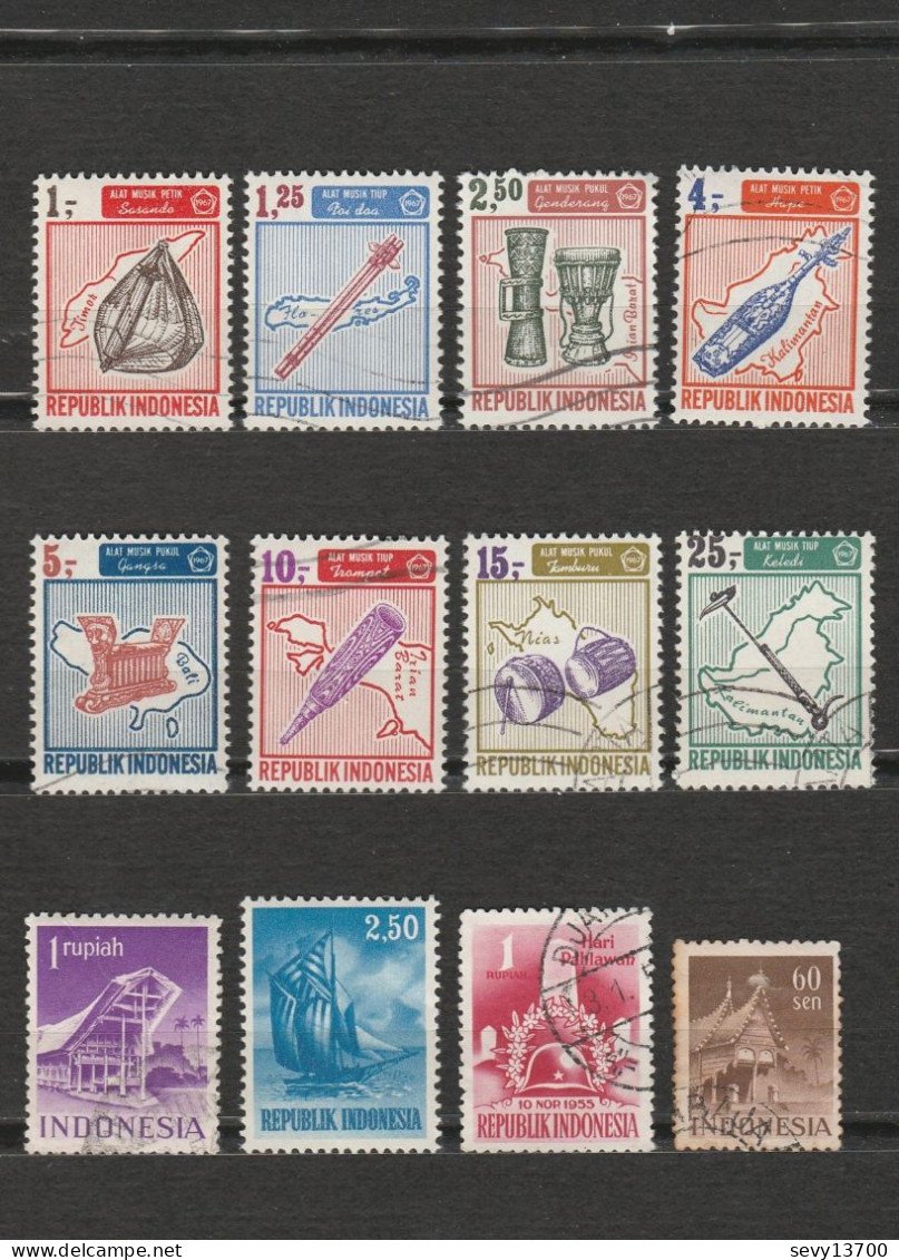 Indonésie Lot De 41 Timbres (avion, Bateau, Culture, Instruments Musiques, Animaux, Constructions ..... ) - Indonesia