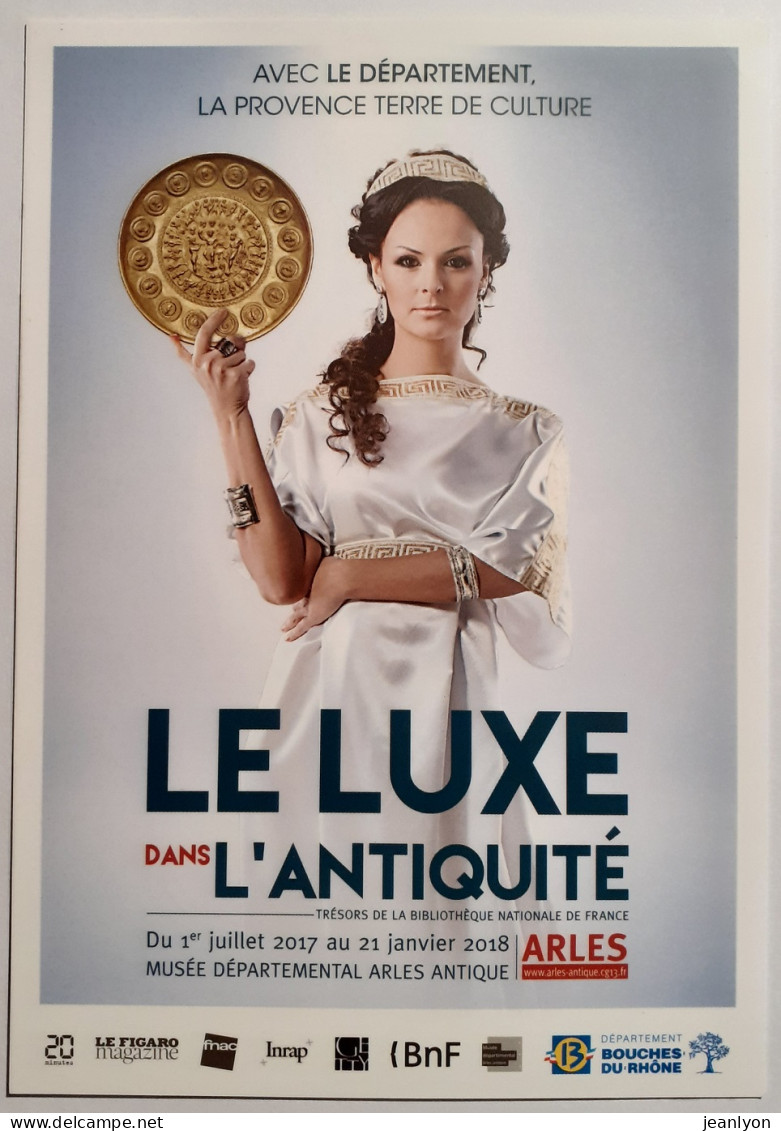 LUXE DANS ANTIQUITE - Objet D'art - Femme Présente Objet - Carte Publicitaire Exposition - Kunstgegenstände