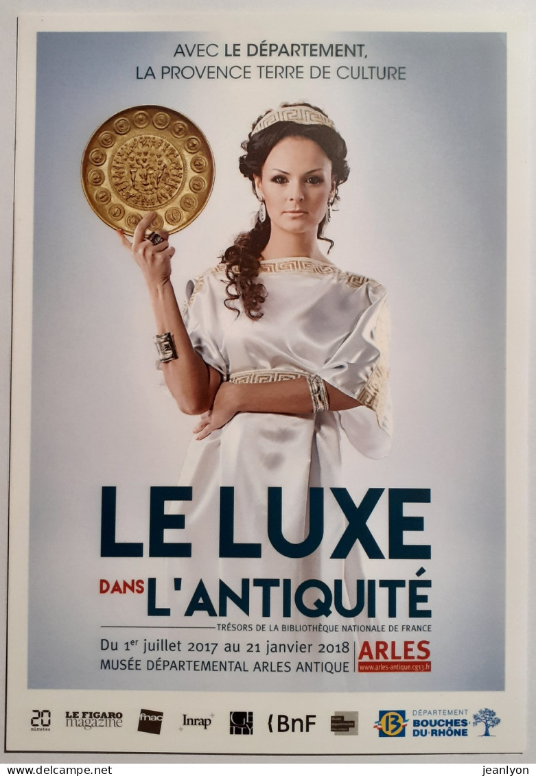 LUXE DANS ANTIQUITE - Objet D'art - Femme Présente Objet - Carte Publicitaire Exposition - Kunstvoorwerpen