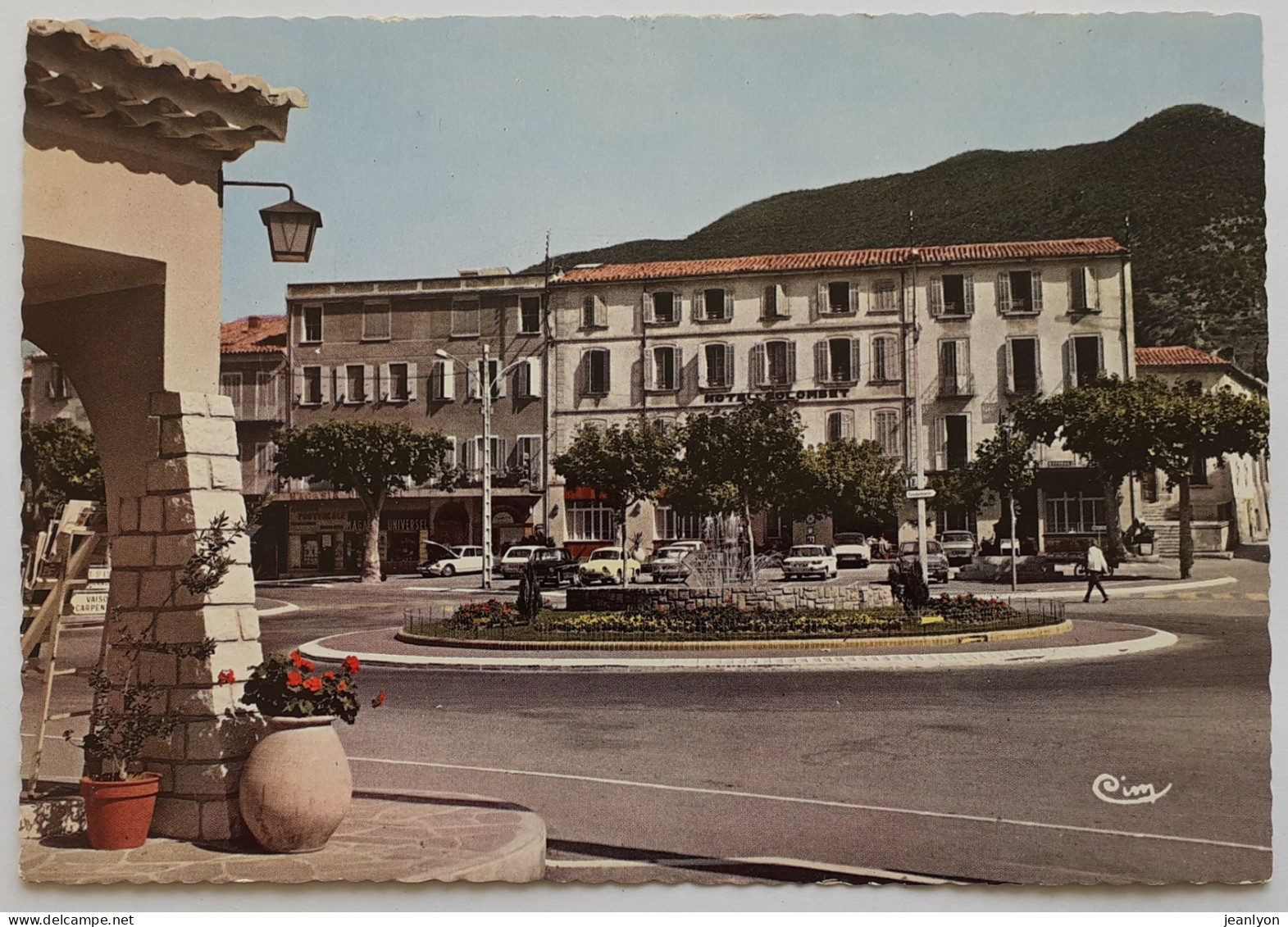 NYONS (26 Drôme) - Rond Point Et Hotel Colombet - Voiture Sur Parking - Nyons