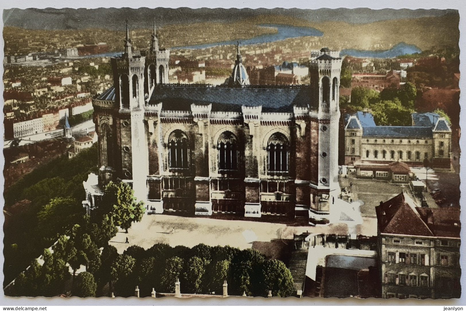 LYON (69 Rhône) - Vue Sur La Ville Depuis Fourvière - Vue Basilique Notre Dame De Fourvière De Coté - Lyon 5