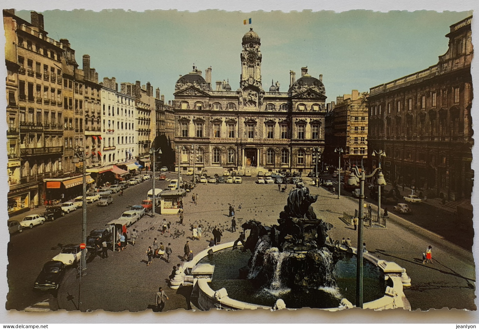 LYON (69 Rhône) - Place Des Terreaux Avec Voitures Garées - Fontaine Bartholdi - Hotel De Ville Dans Le Fond - Lyon 1