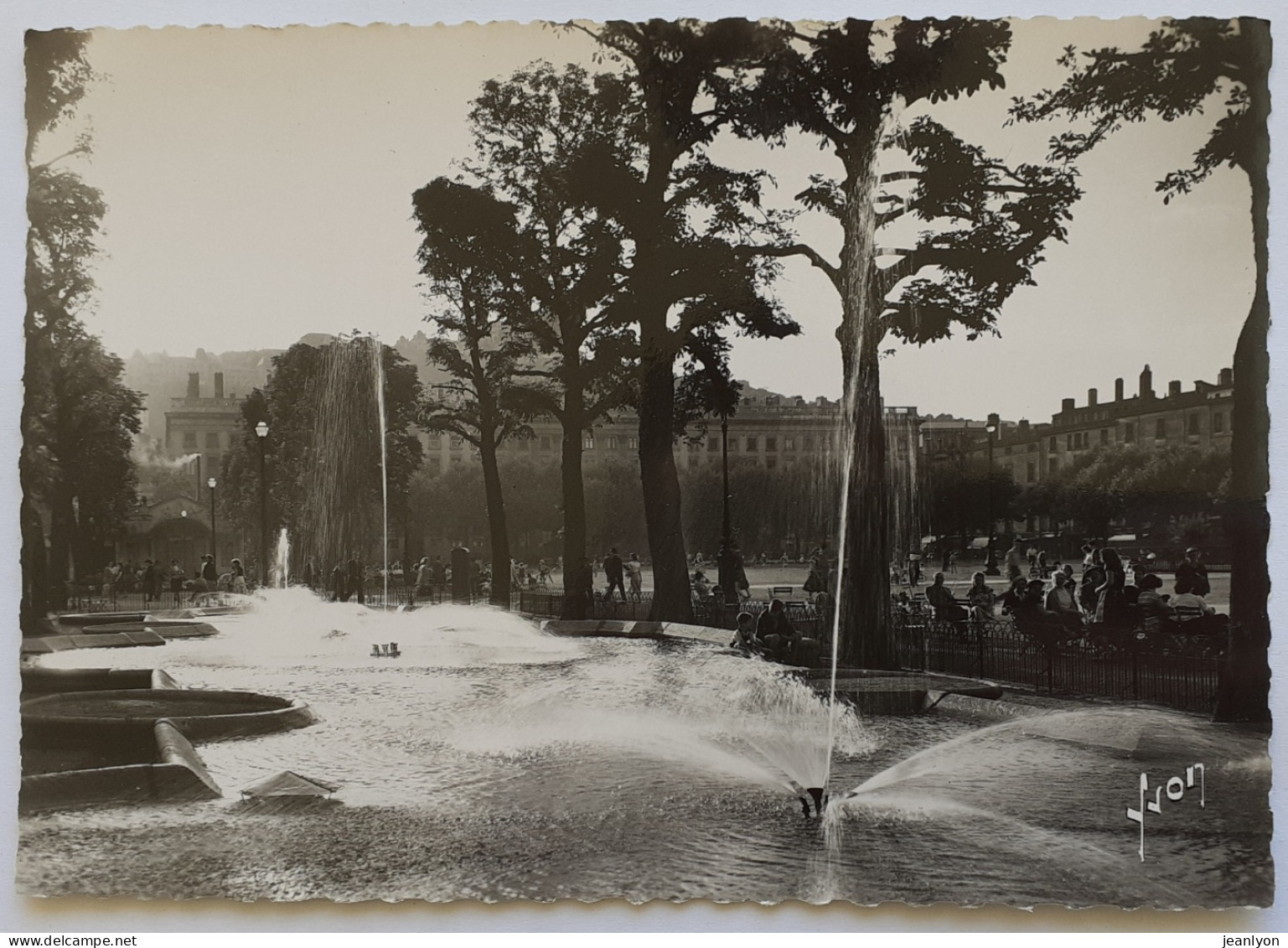 LYON (69 Rhône) - Bassins De La Place Bellecour - Jet D'eau - Lyon 2