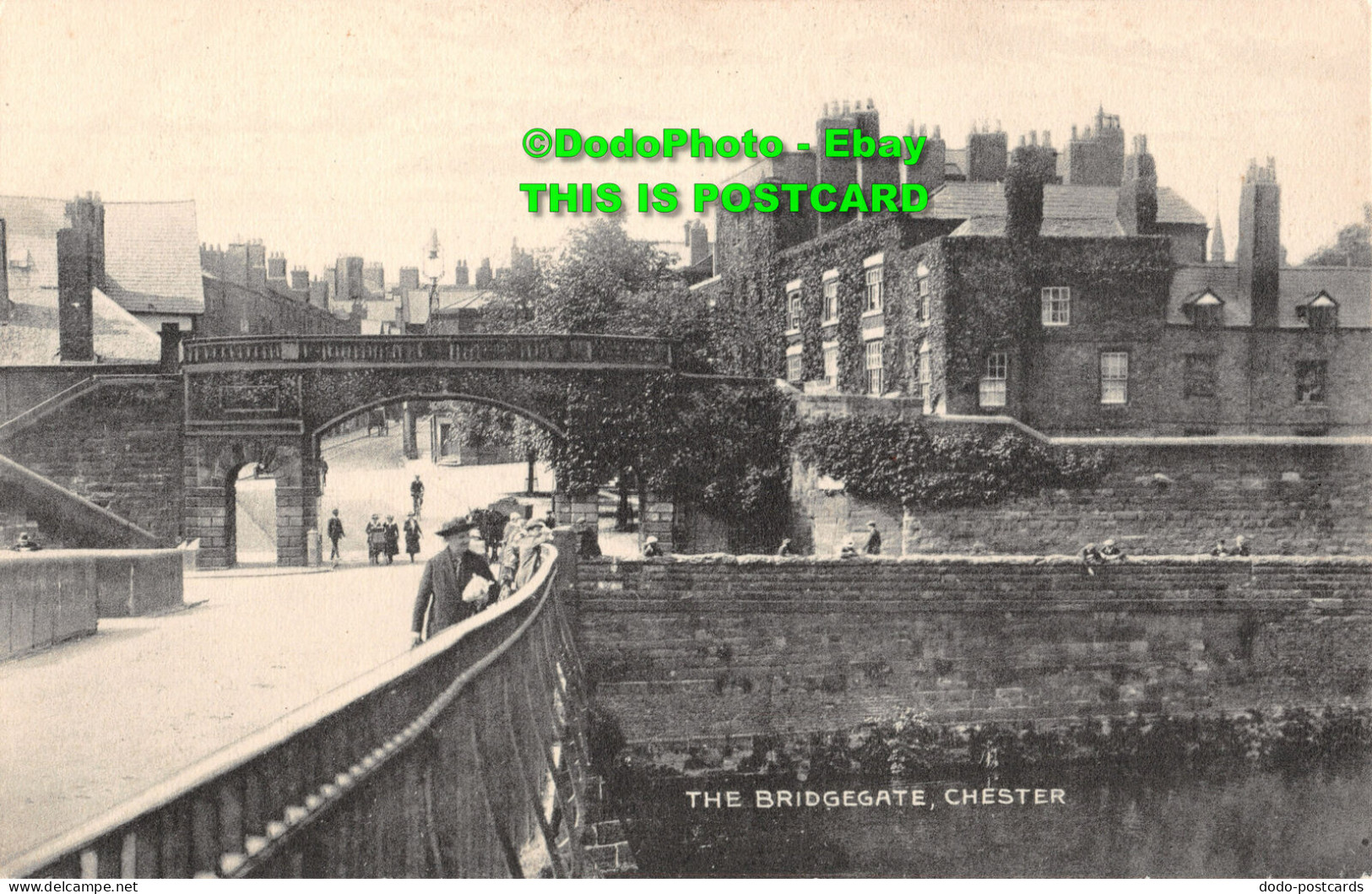 R381601 Chester. The Bridgegate. Postcard - Welt