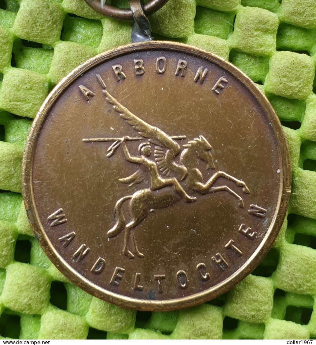 Medaile   :  Airborne Renkum Wandelpenning +2 , Pin.-  Original Foto  !!  Medallion  Dutch - Andere & Zonder Classificatie