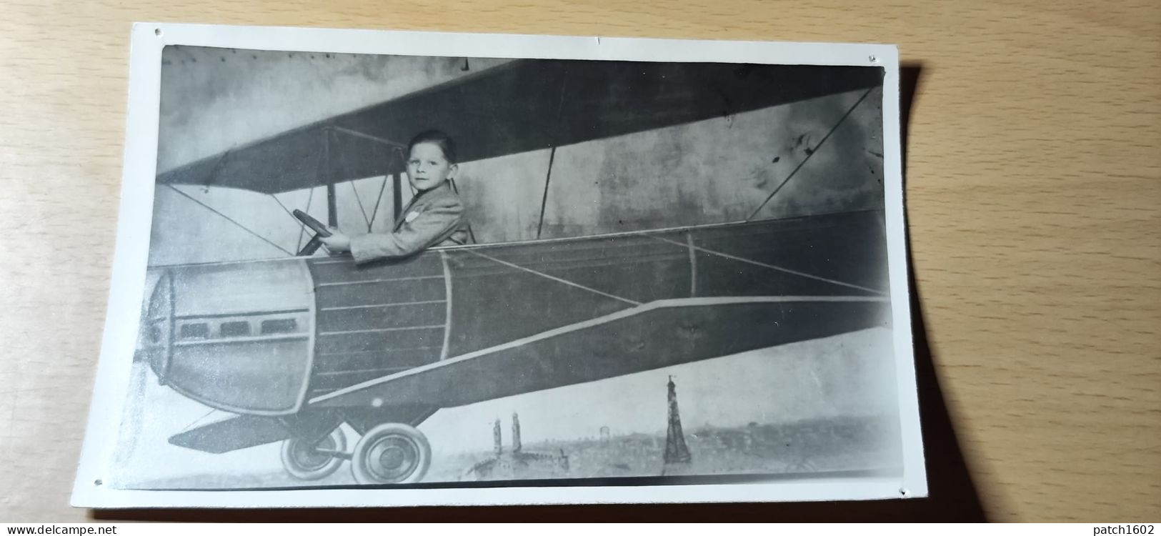 Photo Jeune Garçon Dans Un Avion  Surement Maquette Papier - Autres & Non Classés