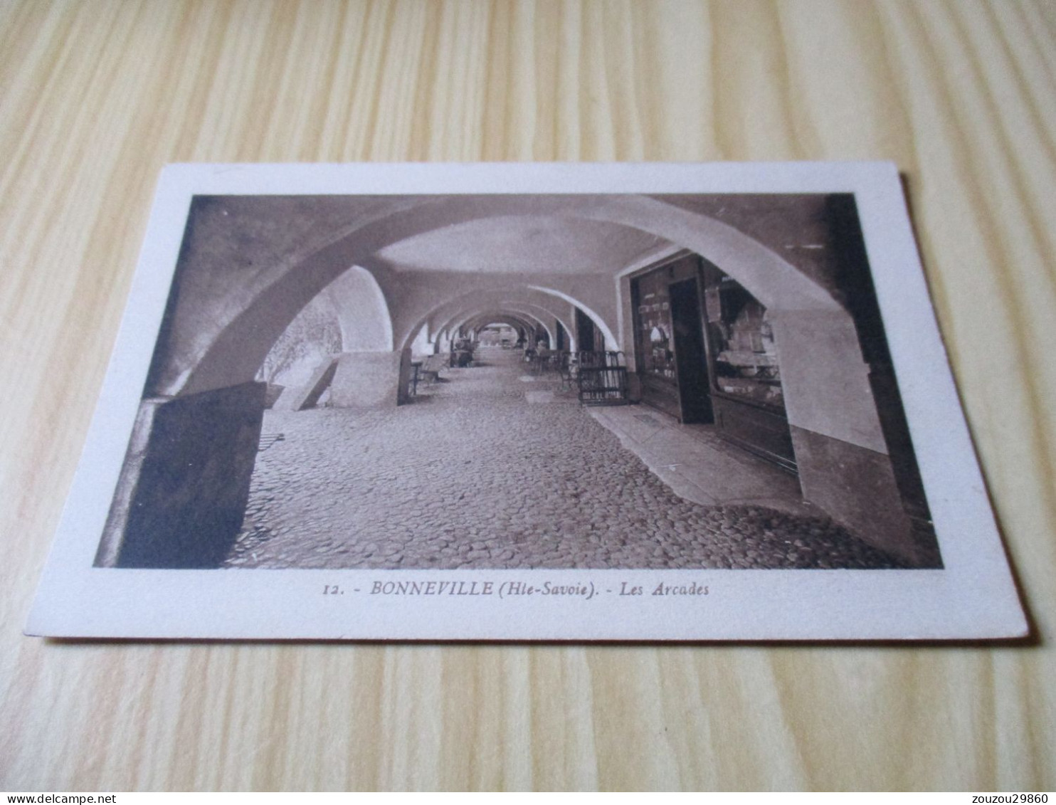 CPA Bonneville (74).Les Arcades. - Bonneville