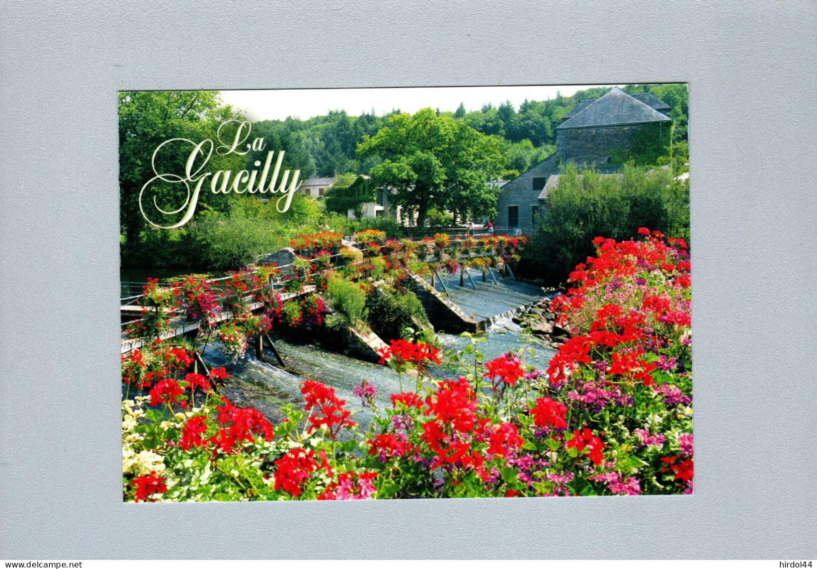 La Gacilly (56) : Une Passerelle Fleurie Sur L'Aff - La Gacilly