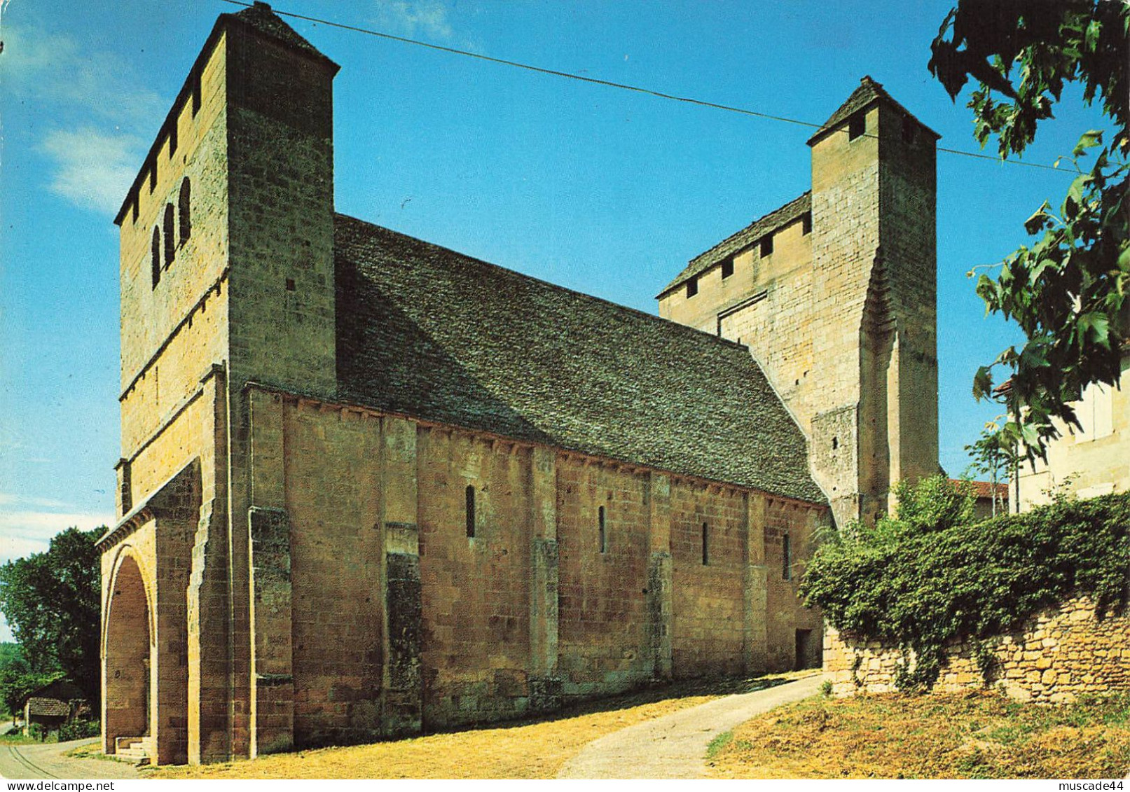 LES EYZIES - L EGLISE DE TAYAC TYPE D EGLISE FORTIFIE - Les Eyzies