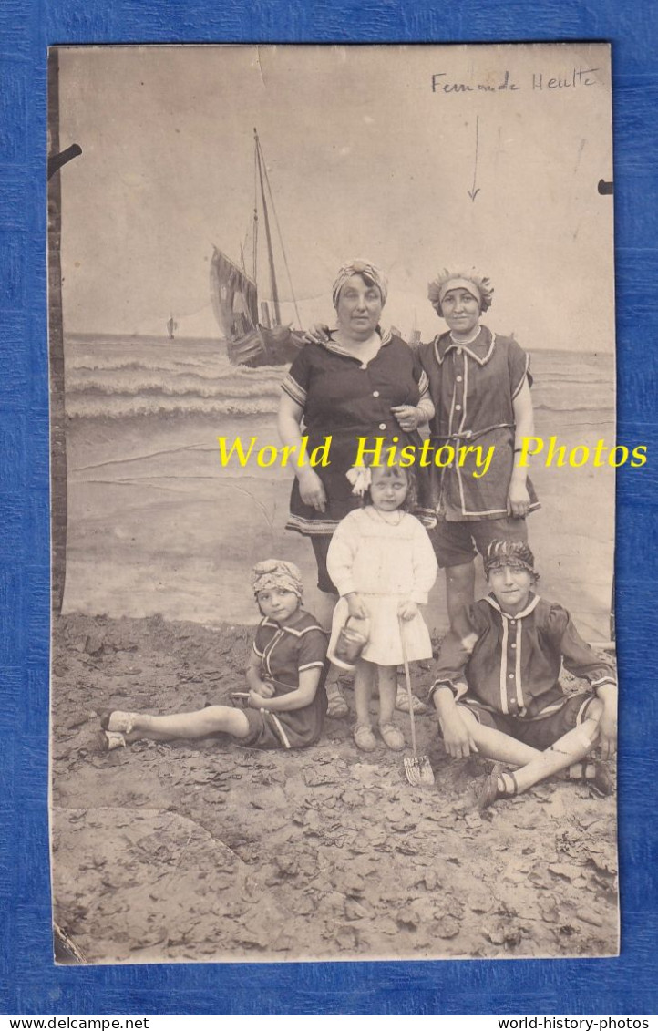 CPA Photo - BERCK - Portrait De Famille à La Plage Avec Faux Décor Par Un Photographe Ambulant - Maillot De Bain Enfant - Portraits