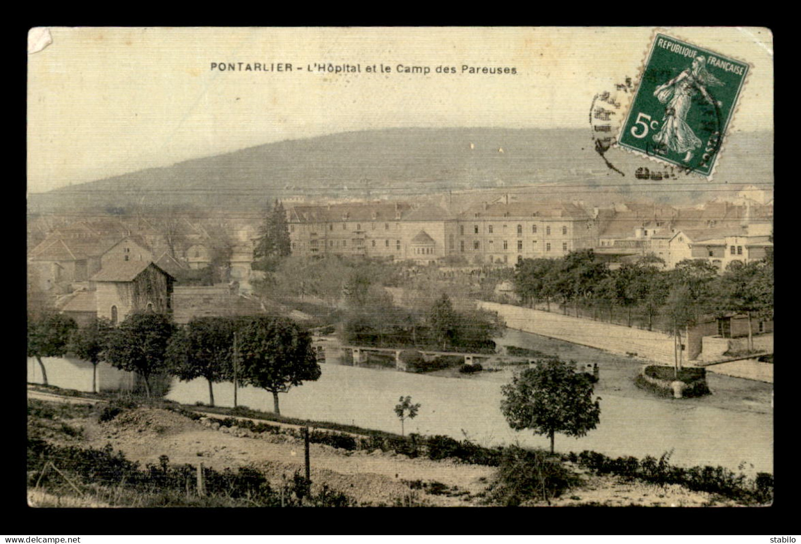 25 - PONTARLIER - L'HOPITAL ET LE CAMP DES PAREUSES - CARTE TOILEE ET COLORISEE - Pontarlier