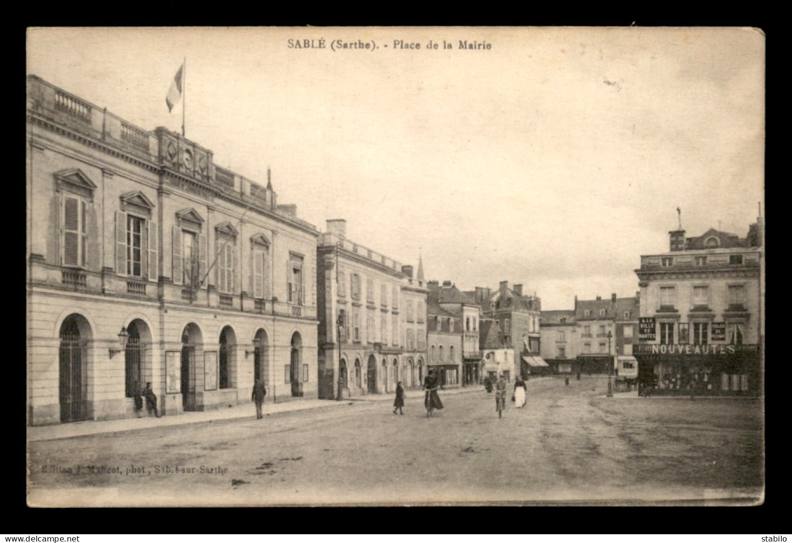 72 - SABLE-SUR-SARTHE - PLACE DE LA MAIRIE - MAGASIN A LA VILLE DE NANTES - Sable Sur Sarthe