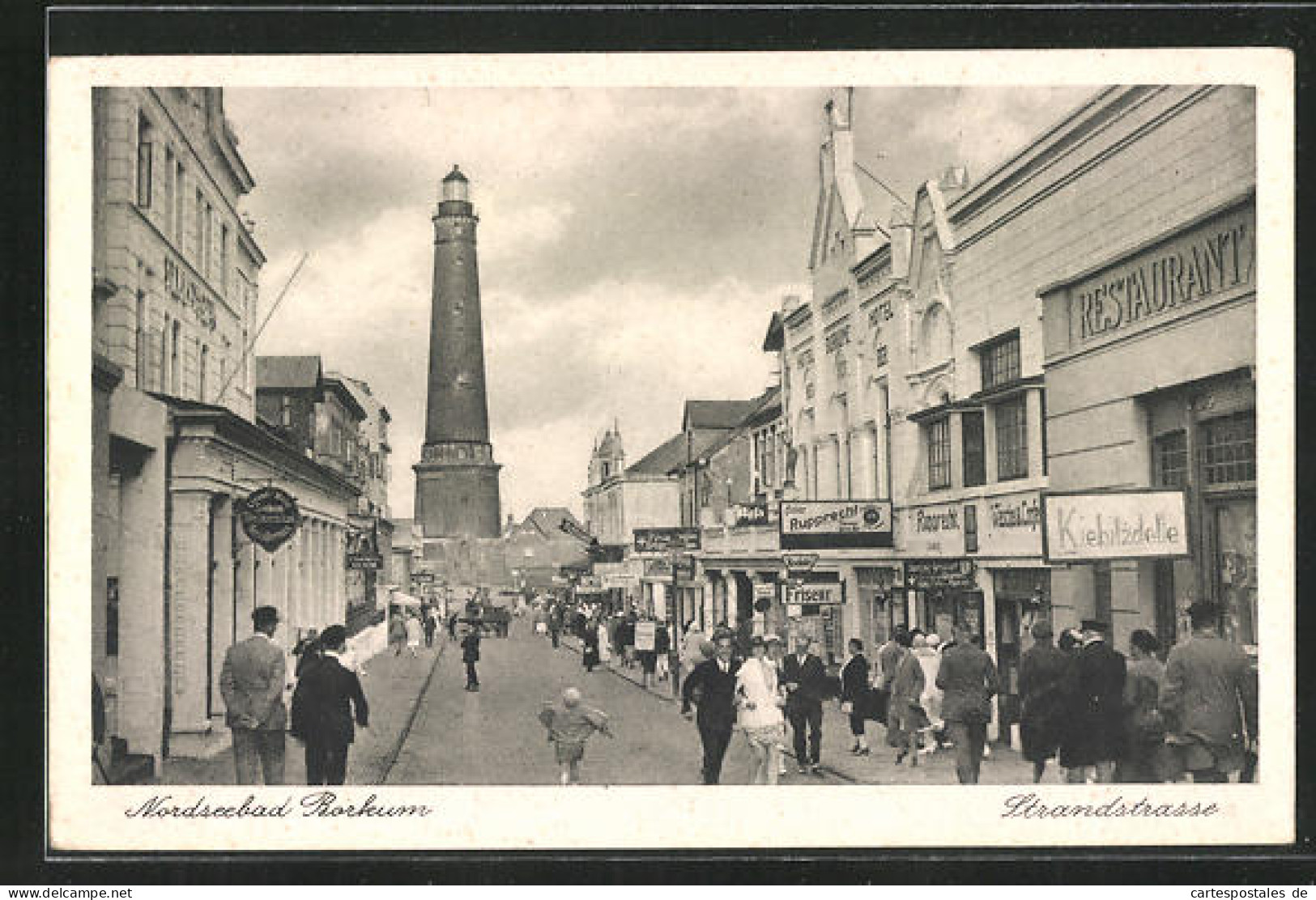 AK Borkum, Passanten Auf Der Strandstrasse, Blick Zum Leuchtturm  - Borkum