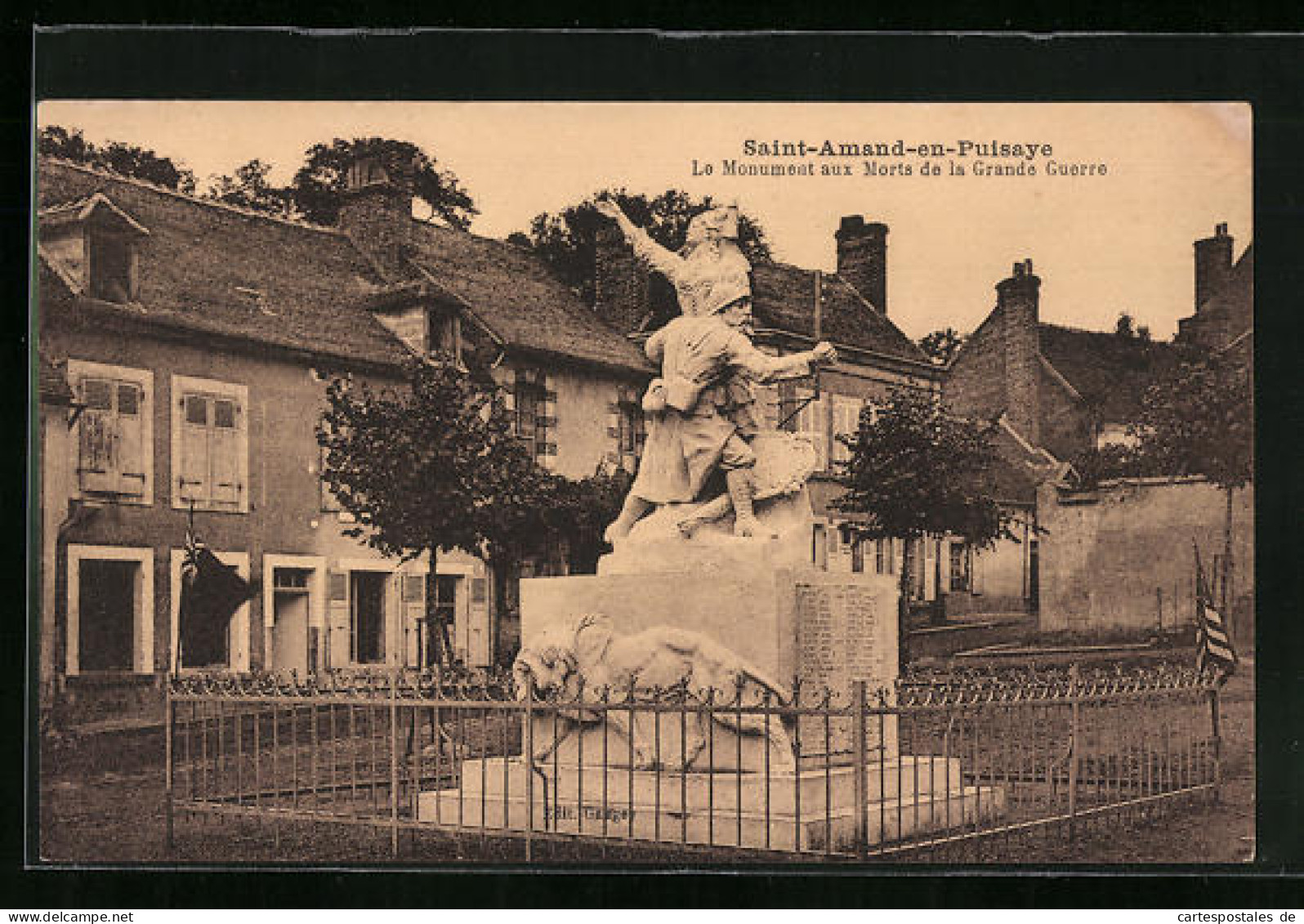 CPA Saint-Amand-en-Puisaye, Le Monument Aux Morts De La Grande Guerre  - Saint-Amand-en-Puisaye