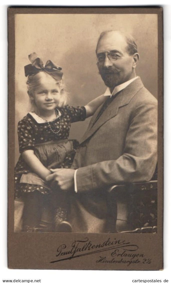 Fotografie Paul Falkenstein, Erlangen, Vater Im Anzug Mit Seiner Tochter Im Blümchenkleid Auf Dem Schoss, Mutterglück  - Anonyme Personen