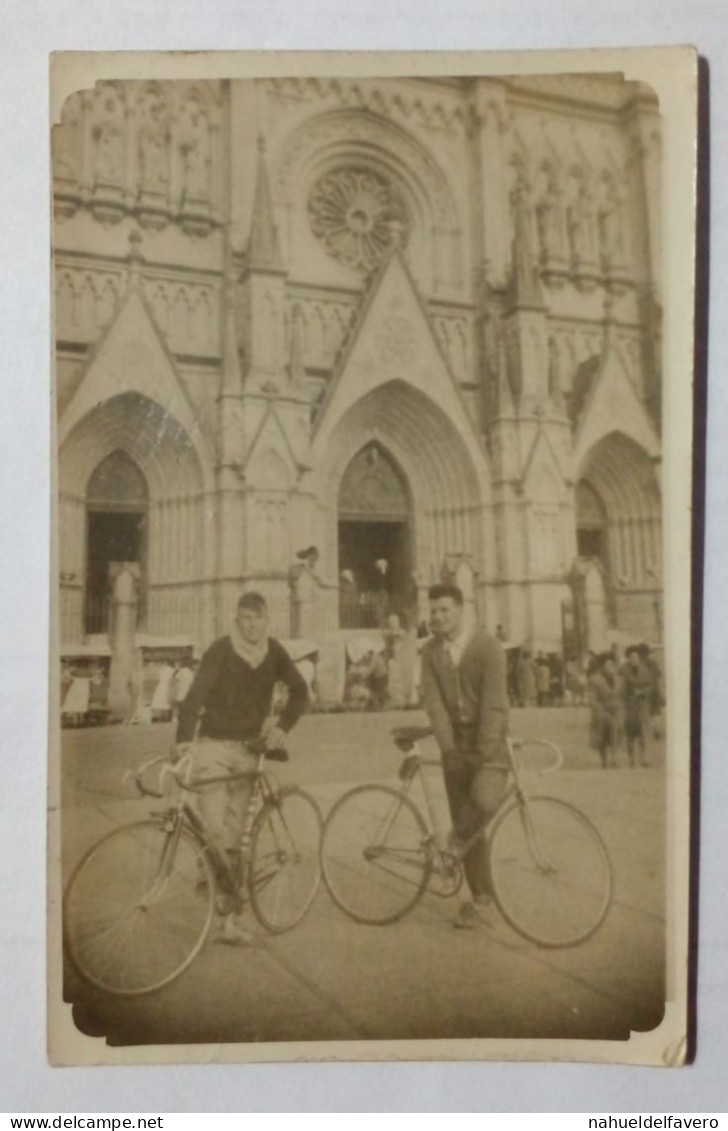 Deux Cyclistes Devant Une Basilique. - Radsport