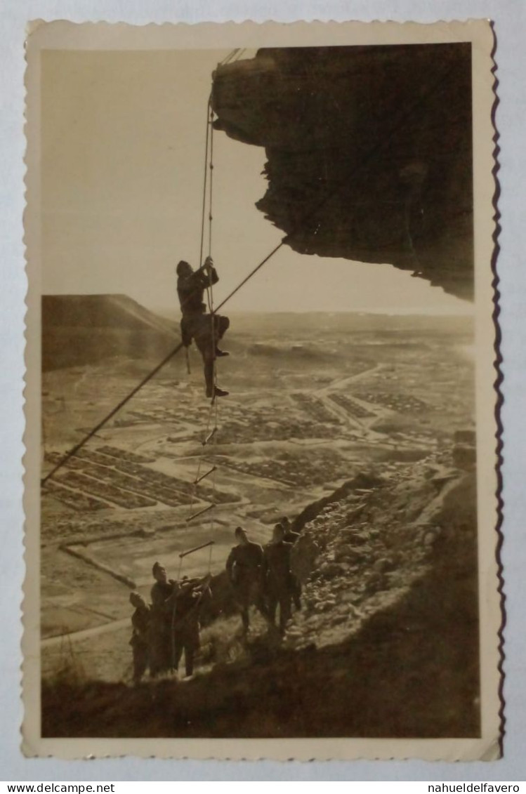 Soldats Escaladant Une Montagne. - Krieg, Militär